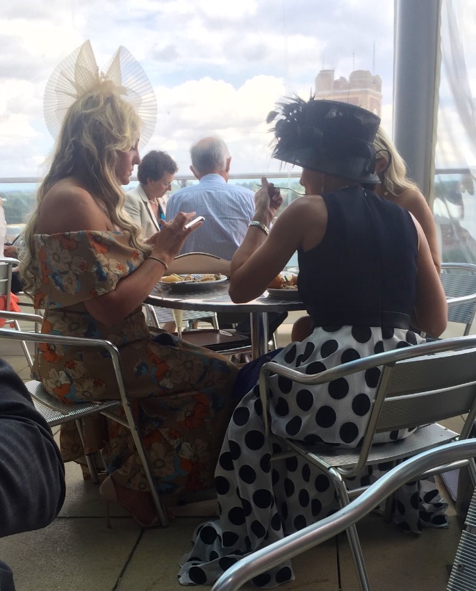 #peoplewatching #ladiesday 727